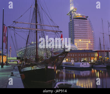 Allemagne, Berlin, Havenwelten, voile de bateau, changements climatiques, une chambre d'hôtel de ville' 'Sail, soir, port, bateau, voilier, vieux, historiquement, départs, histoire, musée, lieu d'intérêts, à l'extérieur, de la construction, des maisons, des tours, hotel, ville, crépuscule, Voile Banque D'Images