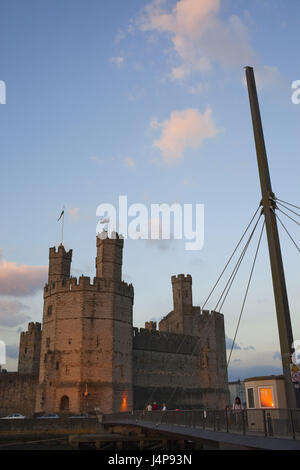 Pays de Galles, Gwynedd, Château de Caernarfon, lumière du soir, Banque D'Images