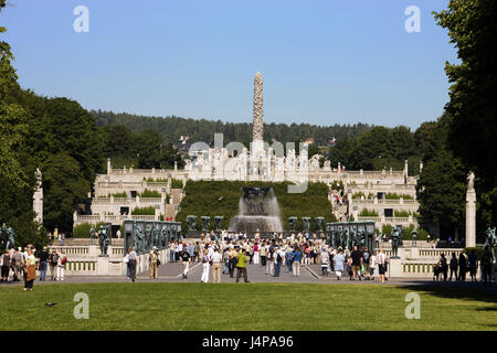 La Norvège, Oslo, Frognerpark Viegland, pièce jointe, les sculptures, les visiteurs, Banque D'Images