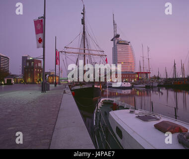 Allemagne, Berlin, Havenwelten, voile de bateau, changements climatiques, une chambre d'hôtel de ville' 'Sail, soir, port, bateau, bateaux, voile de bateau, vieux, historiquement, départs, histoire, musée, lieu d'intérêts, à l'extérieur, de la construction, des maisons, des tours, hotel, ville, crépuscule, Voile Banque D'Images