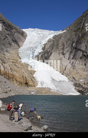 La Norvège, Sogn og Fjordane, Brikdal Glacier, touristes, Banque D'Images
