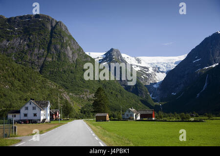 La Norvège, Sogn og Fjordane, Brikdal Glacier, place, rue, maisons, Banque D'Images
