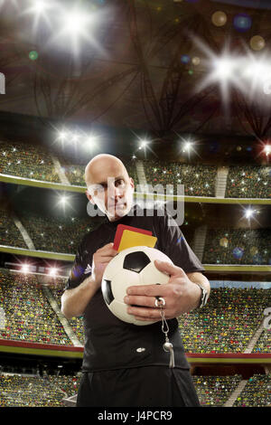 La moitié des arbitres, portrait, stade de football, foule de spectateurs, boule, rouge, jaune, noir, carte, jersey, tenez, modèle libéré, Banque D'Images