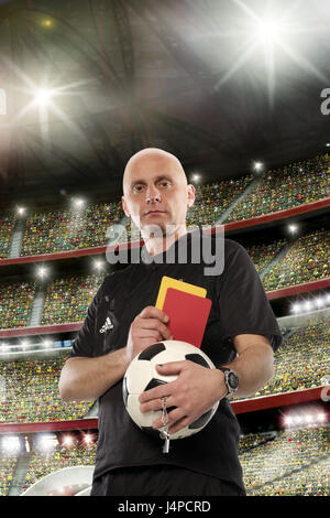 La moitié des arbitres, portrait, stade de football, foule de spectateurs, boule, rouge, jaune, noir, carte, jersey, tenez, modèle libéré, Banque D'Images