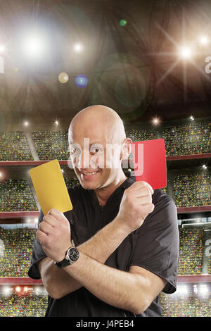 La moitié des arbitres, portrait, sourire, stade de football, foule de spectateurs, rouge, jaune, carte, pointant, noir, jersey, tenez, modèle libéré, Banque D'Images