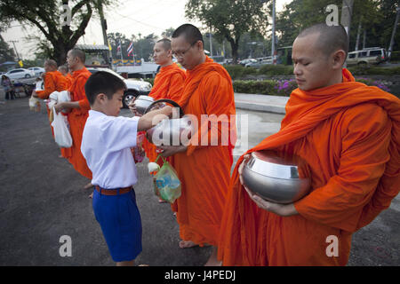 Thaïlande, Bangkok, en Temple, Wat Benchamabophit, en Temple, des moines, des pelures de mendicité, Banque D'Images