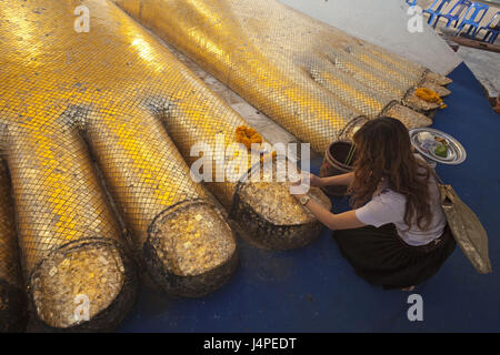 Thaïlande, Bangkok, Wat Intharawihan, statue de Bouddha, détail, orteils, femme, l'offre, Banque D'Images