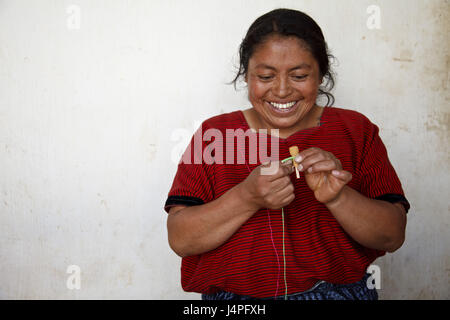 Guatemala, San Cristobal Totonicapan, femme, poupée, production, retrouvez Banque D'Images