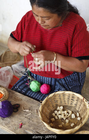 Guatemala, San Cristobal Totonicapan, femme, poupée, production, retrouvez Banque D'Images