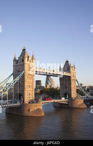 La Grande-Bretagne, l'Angleterre, Londres, Thames flux, Tower Bridge, Banque D'Images