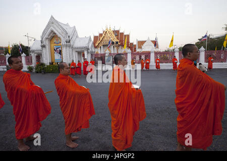 Thaïlande, Bangkok, en Temple, Wat Benchamabophit, en Temple, des moines, des pelures de mendicité, Banque D'Images