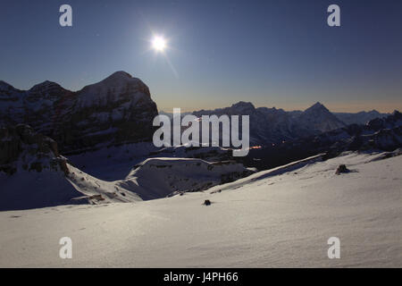 Italie, province de Belluno, les Dolomites Tofana, Tu Rozes, Sorapis, Antelao, pleine lune, Banque D'Images