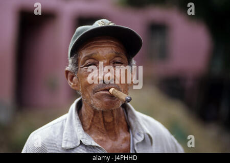 La République dominicaine, Puerto Plata, patron, cigare, fumée, portrait, Banque D'Images