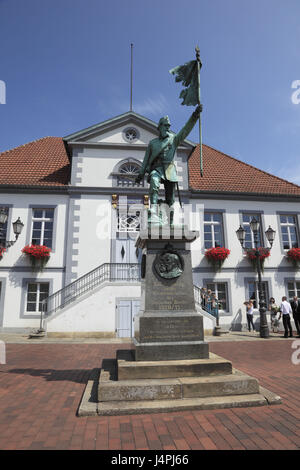 Allemagne, Quakenbrück, paroisse de velours genre pays, vallée du lièvre, Oldenburg pays de cathédrale, Basse-Saxe, le marché, l'hôtel de ville, de classicisme, mémorial de guerre, Banque D'Images