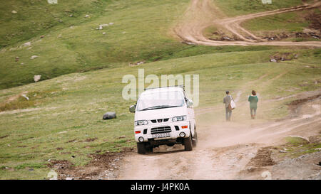 Truso Gorge, Géorgie - 22 mai 2016 : Mitsubishi Delica Space Gear on country road en été montagne paysage. Delica est une gamme de camions et multi Banque D'Images