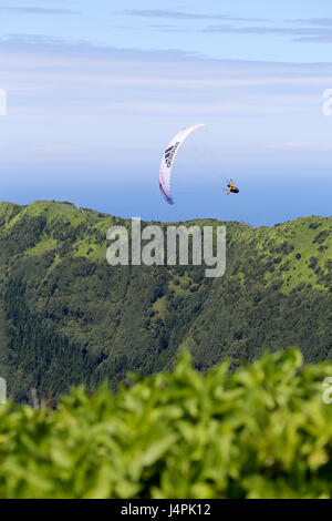 Jean Baptiste, une acro parapente pilote aux commandes pendant le 22e Festival de parapente Açores à Lagoa das Sete Cidades à São Miguel, Açores. Banque D'Images