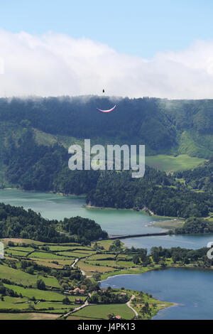 Acro parapente un pilote aux commandes pendant le 22e Festival de parapente Açores à Lagoa das Sete Cidades à São Miguel, Açores, Portugal. Banque D'Images