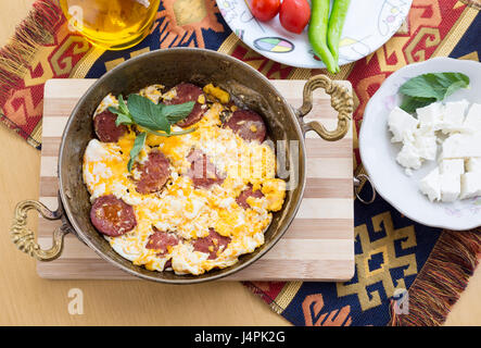 Oeufs au plat avec des tomates fraîches avec pepperoni et poivrons et fromage Banque D'Images