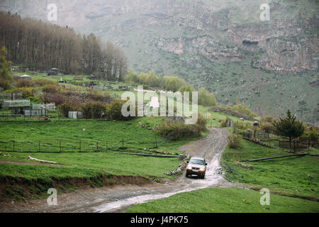 Kazbegi, Gergia - le 23 mai 2016 : Mitsubishi Montero Sport SUV voiture roulant sur route de campagne en été pré. Mitsubishi Pajero Sport est un VUS intermédiaire p Banque D'Images