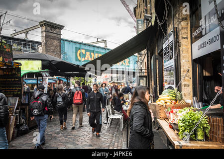 A Busy Camden Market, Londres, NW1, Angleterre, Royaume-Uni Banque D'Images