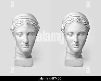 Deux têtes de marbre de jeunes femmes, déesse grecque antique buste avant et après l'opération de chirurgie plastique sur fond clair. Anciens et nouveaux standarts de beauté concept. Banque D'Images