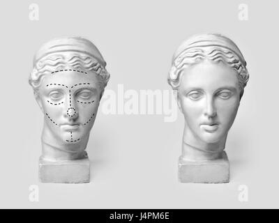 Deux têtes de marbre de jeunes femmes, déesse grecque antique buste marqué avec lignes pour la chirurgie plastique et la sculpture après opération sur fond clair. Anciens et nouveaux standarts de beauté concept. Banque D'Images