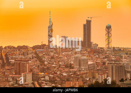 Batumi, Géorgie, l'Adjarie, 27 mai 2016 : Vue aérienne de la ville urbaine au coucher du soleil. L'Université technologique de la mer Noire, l'établissement Radisson Blu Hotel, résidentiel Banque D'Images