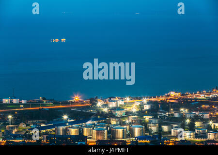 Batumi, Géorgie, l'Adjarie, 27 mai 2016 : Vue aérienne de la ville le soir. Port de la mer Noire, et le stockage du combustible dans l'éclairage de nuit Banque D'Images