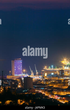 Batumi, Géorgie, l'Adjarie, 27 mai 2016 : Vue aérienne de la ville urbaine au soir ou nuit. La gestion des ports et de Port. Banque D'Images