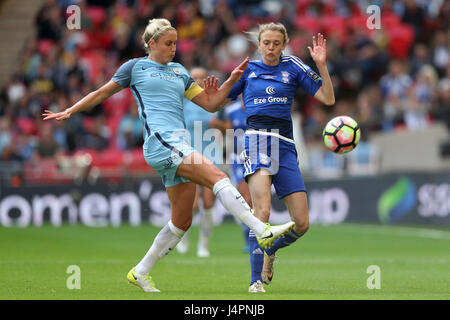 Manchester City's Steph Houghton (à gauche) et la ville de Birmingham Ellie Brésil bataille pour la balle durant l'ETI Women's finale de la FA Cup au stade de Wembley, Londres. Banque D'Images