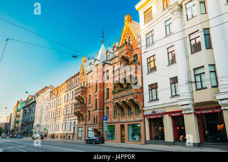 Riga, Lettonie - 1 juillet 2016 : boutiques, cafés sur la rue Elizabetes sous le soleil de soir d'été sous le bleu ciel clair. Banque D'Images