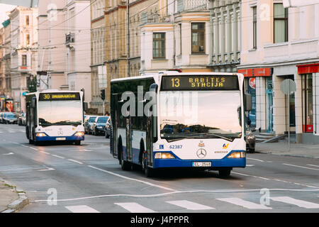 Riga, Lettonie - 2 juillet 2016 : deux autobus Mercedes-Benz Public sur le Boulevard de la liberté d'été street à Riga, Lettonie Banque D'Images