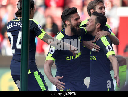 Mesut Ozil d'Arsenal (à droite) célèbre marquant son deuxième but de côtés du jeu avec ses coéquipiers au cours de la Premier League match au stade de bet365, Stoke-on-Trent. Banque D'Images