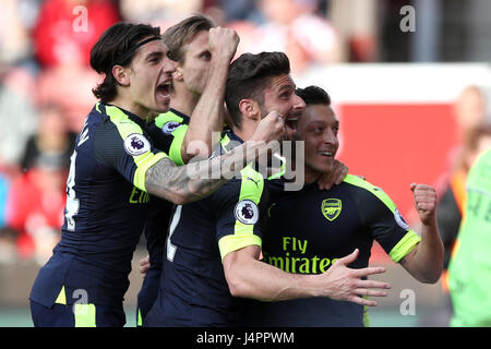 Mesut Ozil d'Arsenal (à droite) célèbre marquant son deuxième but de côtés du jeu avec ses coéquipiers au cours de la Premier League match au stade de bet365, Stoke-on-Trent. Banque D'Images