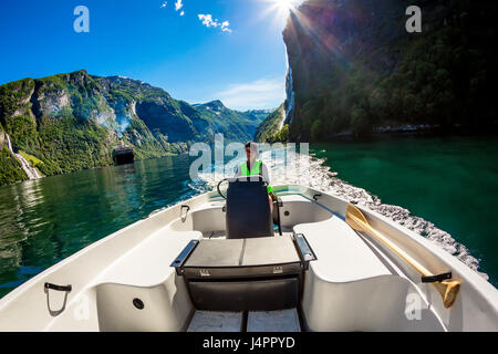 Femme au volant d'un bateau à moteur. Fjord de Geiranger, Belle Nature Norvège.vacances d'été. Banque D'Images