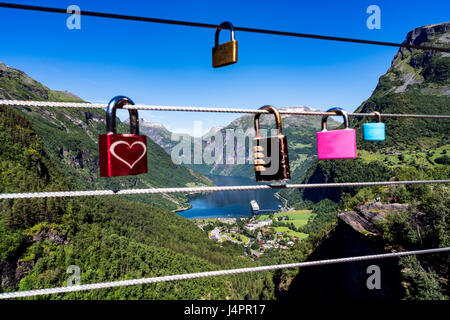 Fjord de Geiranger Lookout observation deck view point, belle nature de la Norvège. Il est situé à 15 kilomètres (9,3 mi) long branch off du Sunnylvsfjorden, wh Banque D'Images