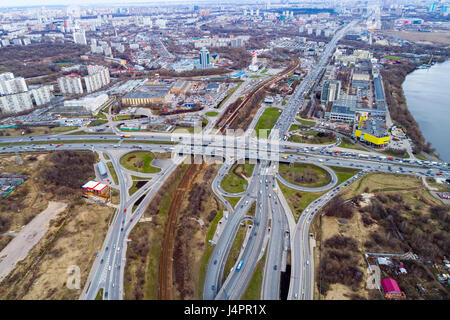 Vue aérienne d'une intersection de l'autoroute. Photographie aérienne Banque D'Images