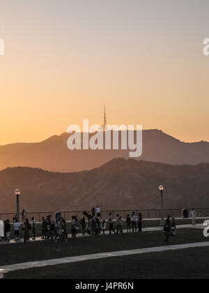 Los Angeles, États-Unis - 24 mai 2010 : Hollywood Sign on hill pendant le coucher du soleil avec la lumière dorée de l'Observatoire Griffith avec les gens Banque D'Images