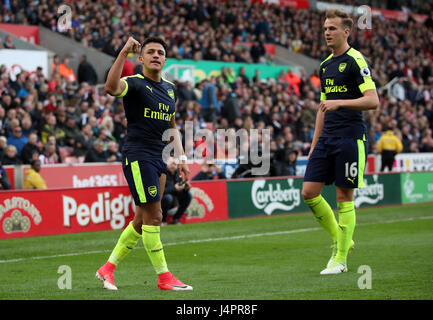 L'arsenal Alexis Sanchez (à gauche) célèbre marquant son troisième but du côté du jeu au cours de la Premier League match au stade de bet365, Stoke-on-Trent. Banque D'Images