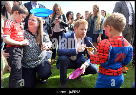 Le prince Harry joue avec George Hinchliffe, (3) Tenue de spiderman avec Lee Rigby's femme Rebecca et son fils Jack (à gauche, en rouge) lors d'un top Football tea party à Buckingham Palace organisée par le prince Harry et le duc et la duchesse de Cambridge pour les enfants des hommes et des femmes des Forces armées qui sont morts en servant leur pays. Banque D'Images