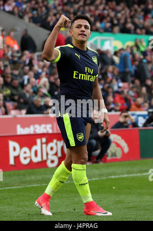 L'arsenal Alexis Sanchez (à gauche) célèbre marquant son troisième but du côté du jeu au cours de la Premier League match au stade de bet365, Stoke-on-Trent. Banque D'Images