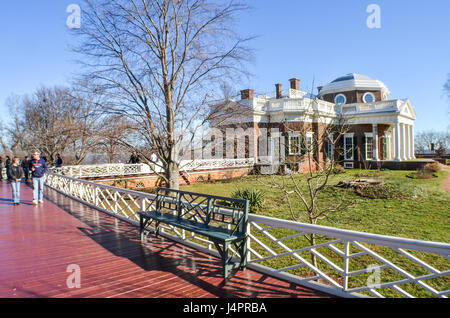 Charlottesville, USA - Le 20 janvier 2013 : Monticello, Thomas Jefferson's home avec colonnes en hiver avec des gens qui marchent par banc Banque D'Images