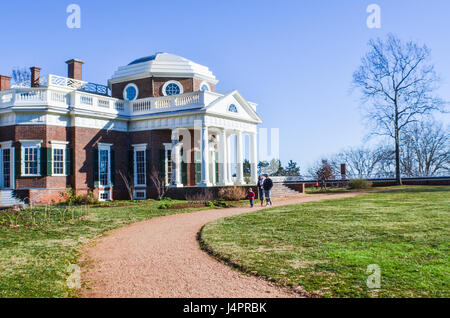 Charlottesville, USA - Le 20 janvier 2013 : Monticello, Thomas Jefferson's home avec colonnes en hiver avec des gens qui marchent par Banque D'Images