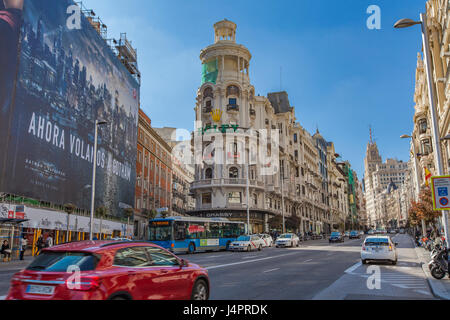 MADRID, ESPAGNE - 16 mars 2016 : personnes non identifiées à la rue Gran Via à Madrid, Espagne. GranVia est considérée comme une vitrine du début du 20ème siècle archit Banque D'Images