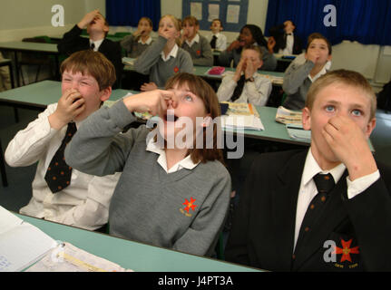 St.Mary Redcliffe & école de Temple, Bristol, où les élèves dans les cours d'allemand font semblant d'éternuer pour signaler les enseignants déclaration incorrecte. Banque D'Images