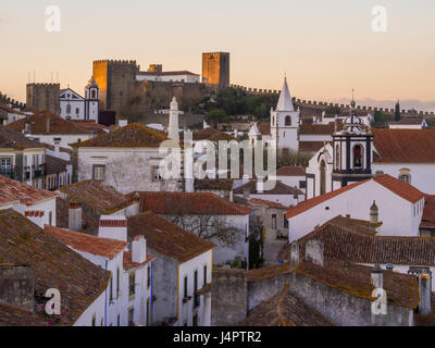 Paysage urbain d'Obidos, Portugal, au coucher du soleil. Banque D'Images