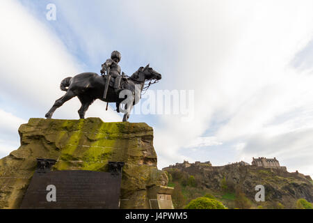 Édimbourg, Écosse - 19 avril, 2017 : Royal Scots Greys Memorial à Édimbourg, en Écosse, et le château d'Édimbourg à l'arrière-plan sur afternonoon printemps Banque D'Images