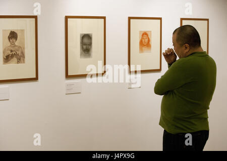 Tsuzuki Kyoichi, Japon artiste, photographe, auteur du livre de l'ami style Tokyo Galerie Mano le 26 octobre 2010 à Budapest, Hongrie. Banque D'Images