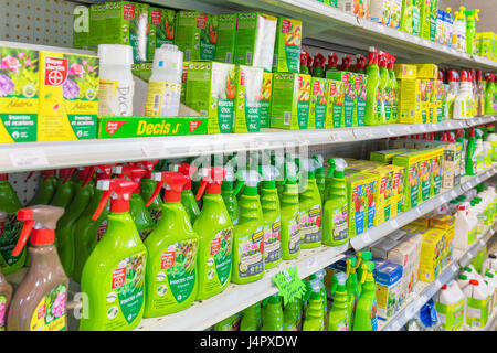 FRANCE, VALLAURIS- 6 mai 2016 : Des étagères avec les produits chimiques ménagers dans supermarché Banque D'Images