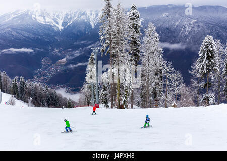 La Russie, Sotchi, GORKI GOROD - Mars 26, 2017 : Avis de pistes de ski de Gorki Gorod Banque D'Images